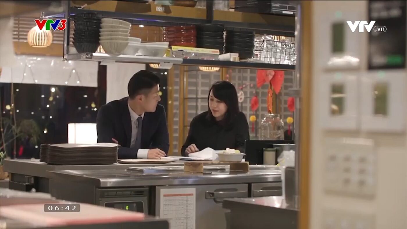 社長と夫人がVIETNAMDELI会社について話し合っています。